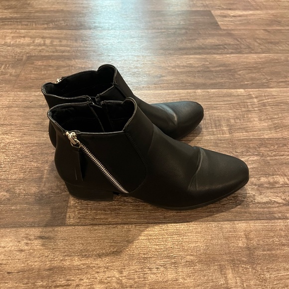 Women’s Croft and Barrow black faux leather ankle boots, size 9 - Picture 3 of 5